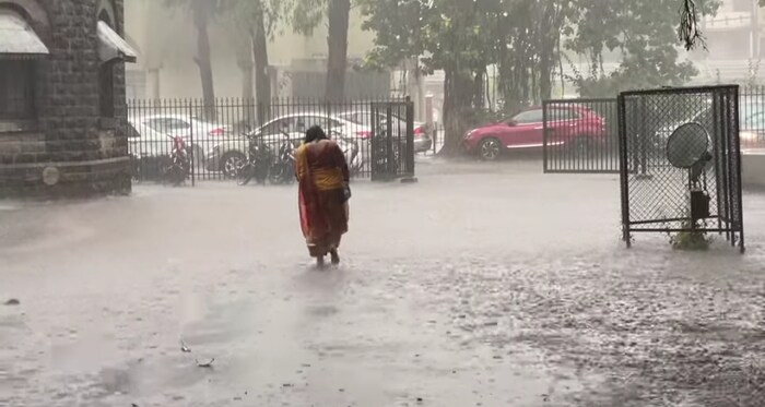 पावसाची जोरदार बरसात,आणि ढगांचा कडकडाट,यामुळे नागरिक भयभीत झाले होते.