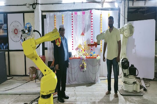 गणपती बाप्पाची आरती चक्क माणसं नाही तर चक्क रोबो करतात