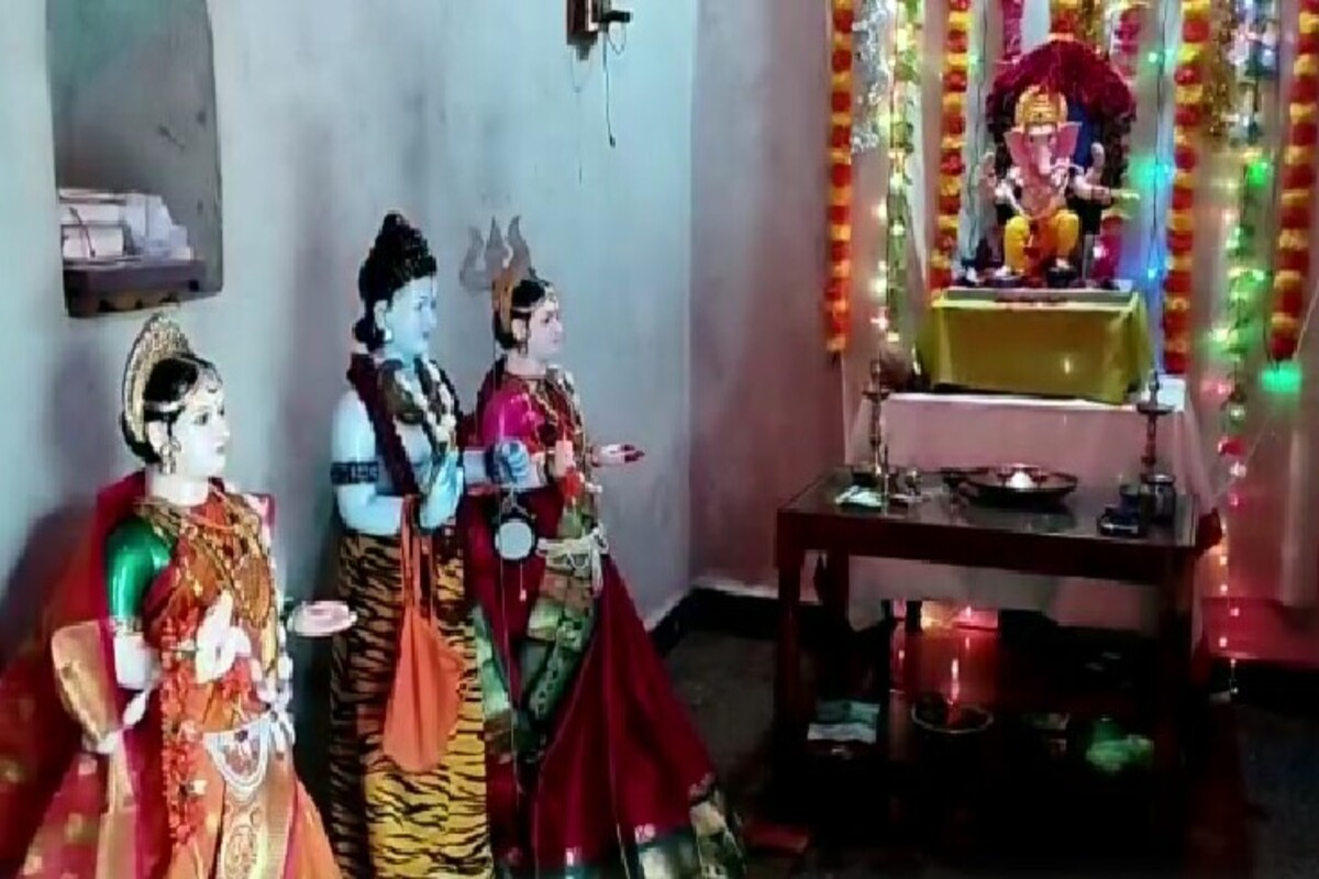 गौरीच्या मुखवट्याला घातले सात तोळे सोन्याचे दागिने, चोरट्यांनी साधला डाव अन्..