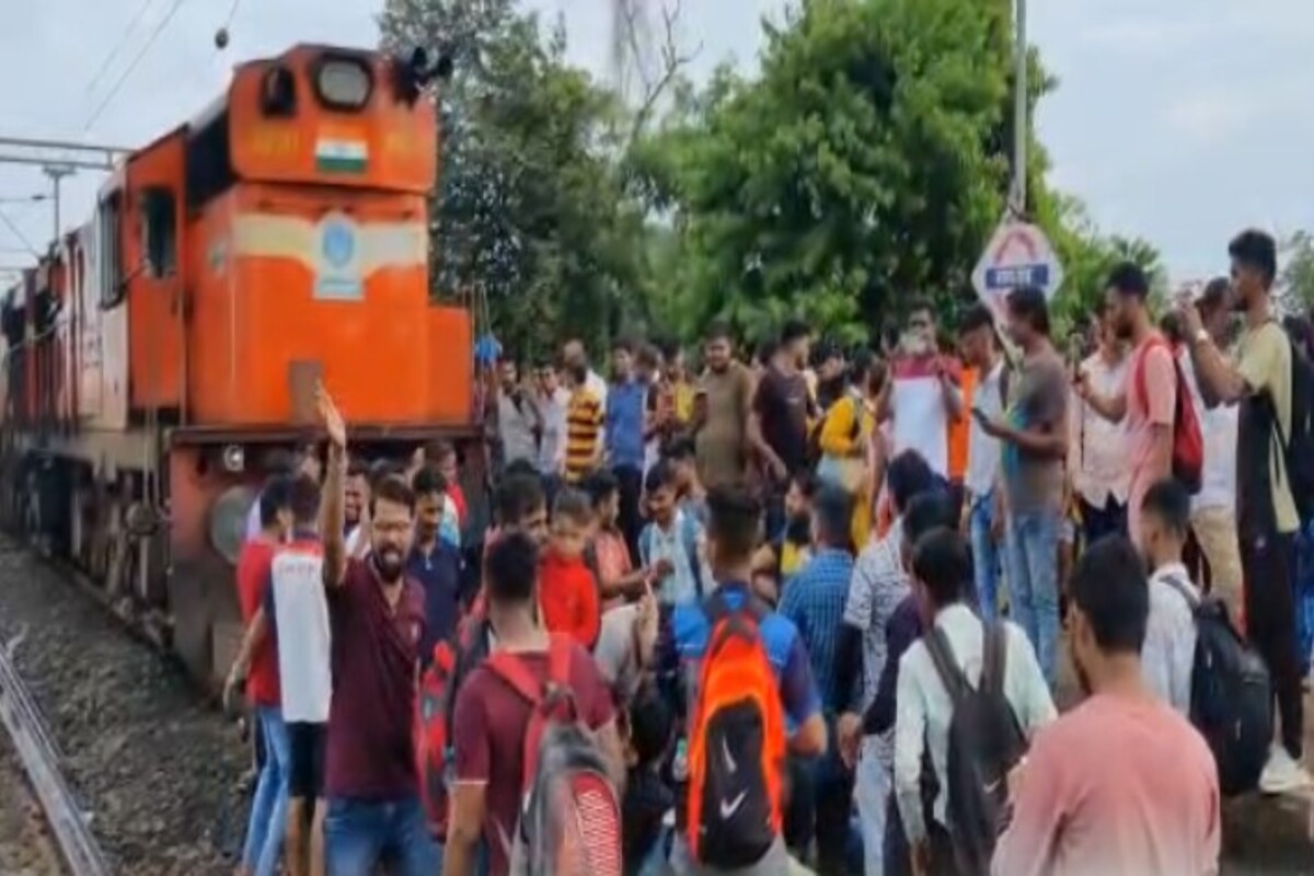 आतल्या प्रवाशांनी दार न उघडल्याने रेल्वे निघून गेली; माणगावात नंतर प्रवाशांनी काय केलं पाहा...