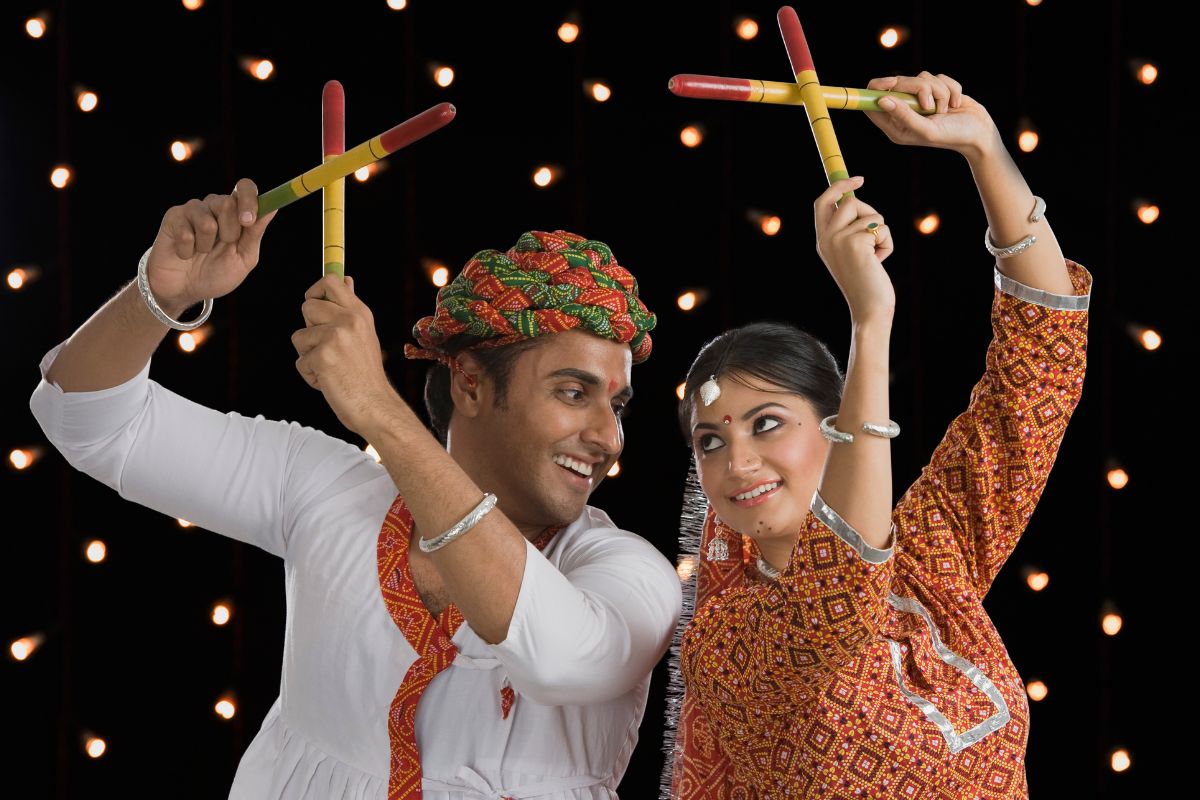 नवरात्रीत न थकता गरबा खेळायचाय? निरोगी शरीर अन् सौंदर्यासाठी फॉलो करा खास टिप्स