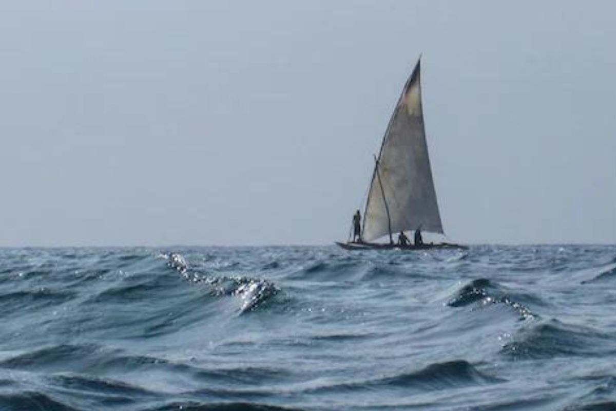 नाव बुडाल्यानंतर घेतला चक्क फ्रीजरचा आधार; तब्बल 11 दिवस तसाच केला समुद्रात प्रवास