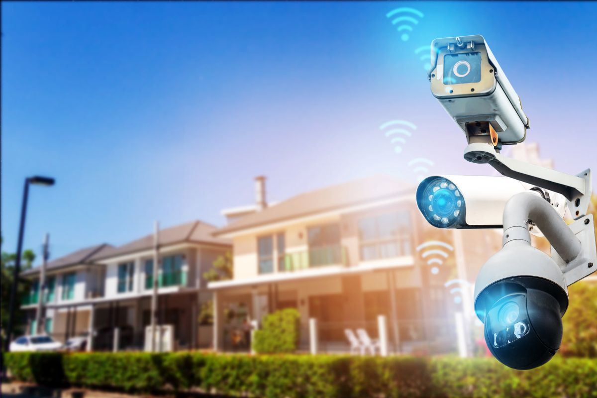 Home Security Tips: जास्त काळासाठी बाहेर जाताय? या टेक हॅकच्या मदतीनं घर करा सुरक्षित