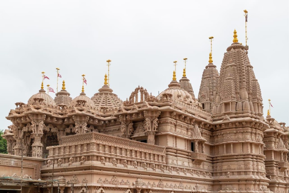Nashik : गोदावरीच्या काठावर साकारलंय भव्य स्वामीनारायण मंदिर, बुधवारी होणार मुख्य मूर्तींची प्राणप्रतिष्ठा, Video