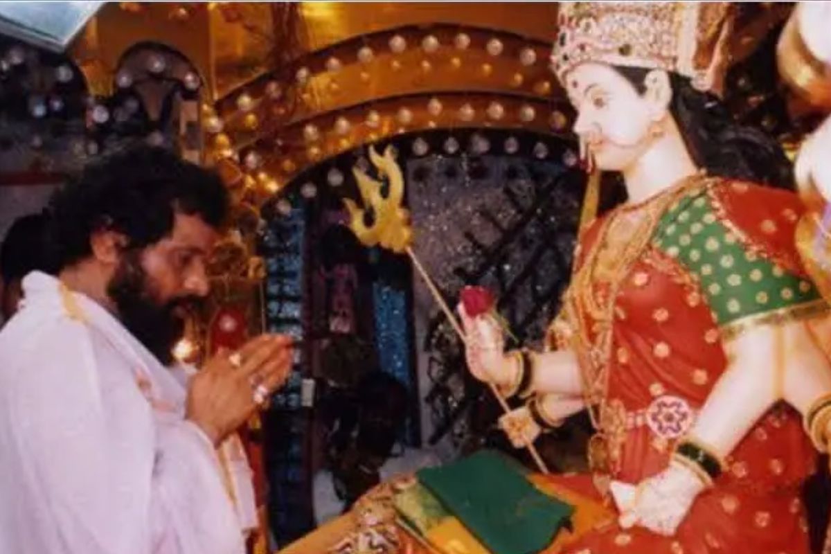 आनंद दिघे यांनी 46 वर्षांपूर्वी हा नवरात्रोत्सव सुरू केला. (फोटो - सोशल मीडिया)