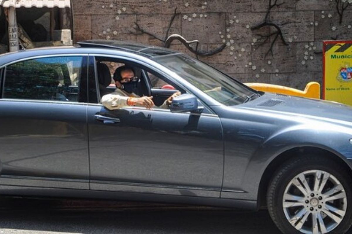 दसरा मेळाव्यात उद्धव ठाकरे कारच्या बोनेटवर उभं राहून करणार भाषण?