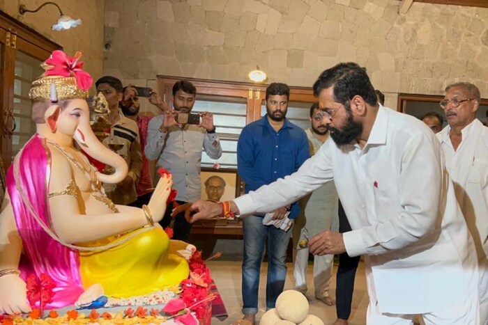  महाराष्ट्राचे मुख्यमंत्री एकनाथ शिंदे गणेशोत्सवानिमित्त राज्यातील महत्त्वाच्या गणपती बाप्पांच्या मंडळांना तसेच राजकीय नेत्यांच्या घरी भेट देत आहेत. 