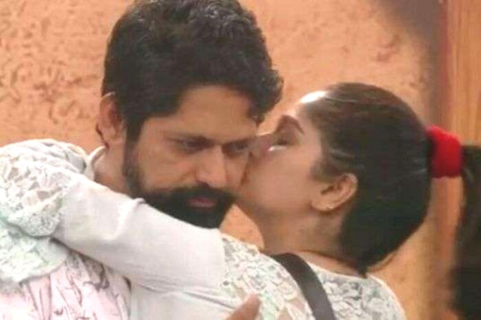  बिग बॉसच्या घरात जसे मोठमोठे वाद होतात तसे मोठी प्रेम प्रकरणही पहायला मिळतात. आतापर्यंतच्या झालेल्या सीझनमधील अनेक लव्हबर्डच्या जोड्या चर्चेचा विषय ठरल्या. यातील एक म्हणजे राजेश श्रुंगारपूरे आणि रेशम टिपणीस. . राजेश व रेशम दोघेही विवाहित होते त्यामुळे त्यांचे असं एकत्र राहणे प्रेक्षकांना खटकत होते. अनेकांनी त्यांच्यावर टीका देखील केली. नाशिकमध्ये तर एका व्यक्तीने त्यांच्याविरोधाता आक्षेपार्ह वर्तन आणि संवाद करत असल्याचा आरोप करत तक्रार दाखल केली होती. 