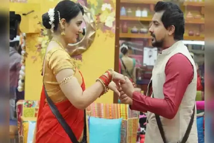 दुसरी जोडी म्हणजे सई लोकूर आणि पुष्कर जोग. पुष्कर जोग आणि सई लोकूर यांच्यात 'कुछ तो गडबड है' अशी चर्चाही रंगली होती. 'बिग बॉस'च्या घरात दोघांचं चांगलं जमत होतं. सई लोकूर घरात अनेकदा पुष्करसोबतच वावरताना दिसलेली. 