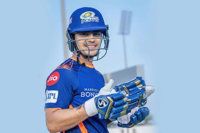 ईशान किशन मुंबई इंडियन्स फ्रँचायझीचा धडाकेबाज फलंदाज आहे. गेल्या आयपीएल लिलावात मुंबईनं ईशान किशनला तब्बल 15.25 कोटी रुपये देऊन खरेदी केलं होतं. टी20 वर्ल्ड कपसाठी बॅक अप विकेट कीपर म्हणून ईशानच्या नावाची चर्चा होती. पण दिनेश कार्तिकनं त्याची जागा घेतली.