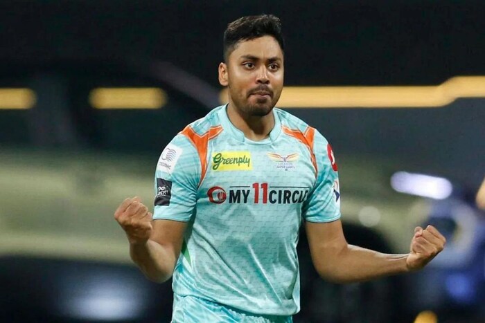 लखनौ सुपर जायंट्सनं वेगवान गोलंदाज आवेश खानला संघात घेण्यासाठी लिलावात 10 कोटी रुपये खर्च केले होते. गेल्या आयपीएलमध्ये त्यानं 13 मॅचमध्ये 18 विकेट्स घेतल्या. याच कामगिरीच्या जोरावर आवेश खानला भारतीय संघात स्थानही मिळालं. पण वर्ल्ड कपसाठी ऑस्ट्रेलियाचं तिकीट काही मिळालं नाही.