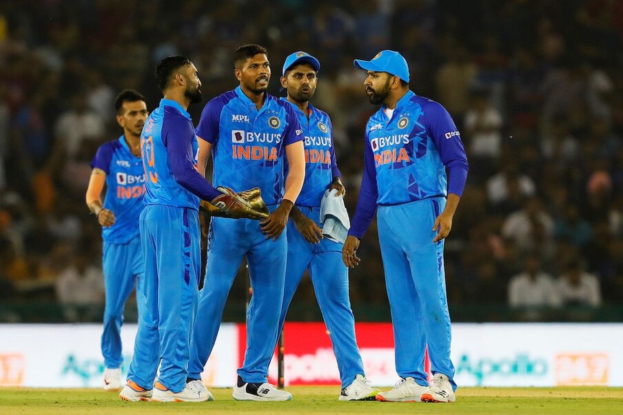मोहालीत ऑस्ट्रेलियासमोर 209 धावांचं आव्हान ठेऊनही टीम इंडियावर पराभवाची नामुष्की ओढवली. याला कारणीभूत ठरला तो टीम इंडियाचा निष्प्रभ मारा. भारतीय बॉलर्सनी या सामन्यात खराब कामगिरी केली. त्यामुळे आशिया कपनंतर मोहालीतही टीम इंडियाला पराभवाचं तोंड पाहावं लागलं.