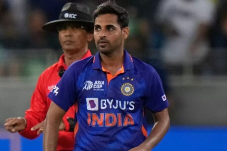 टीम इंडियाचा अनुभवी गोलंदाज भुवनेश्वर कुमार पुन्हा एकदा महागडा ठरला. या सामन्यात त्यानं 4 ओव्हरमध्ये तब्बल 52 धावा मोजल्या. 19 व्या निर्णायक ओव्हरमध्ये त्यानं खराब गोलंदाजी केली.