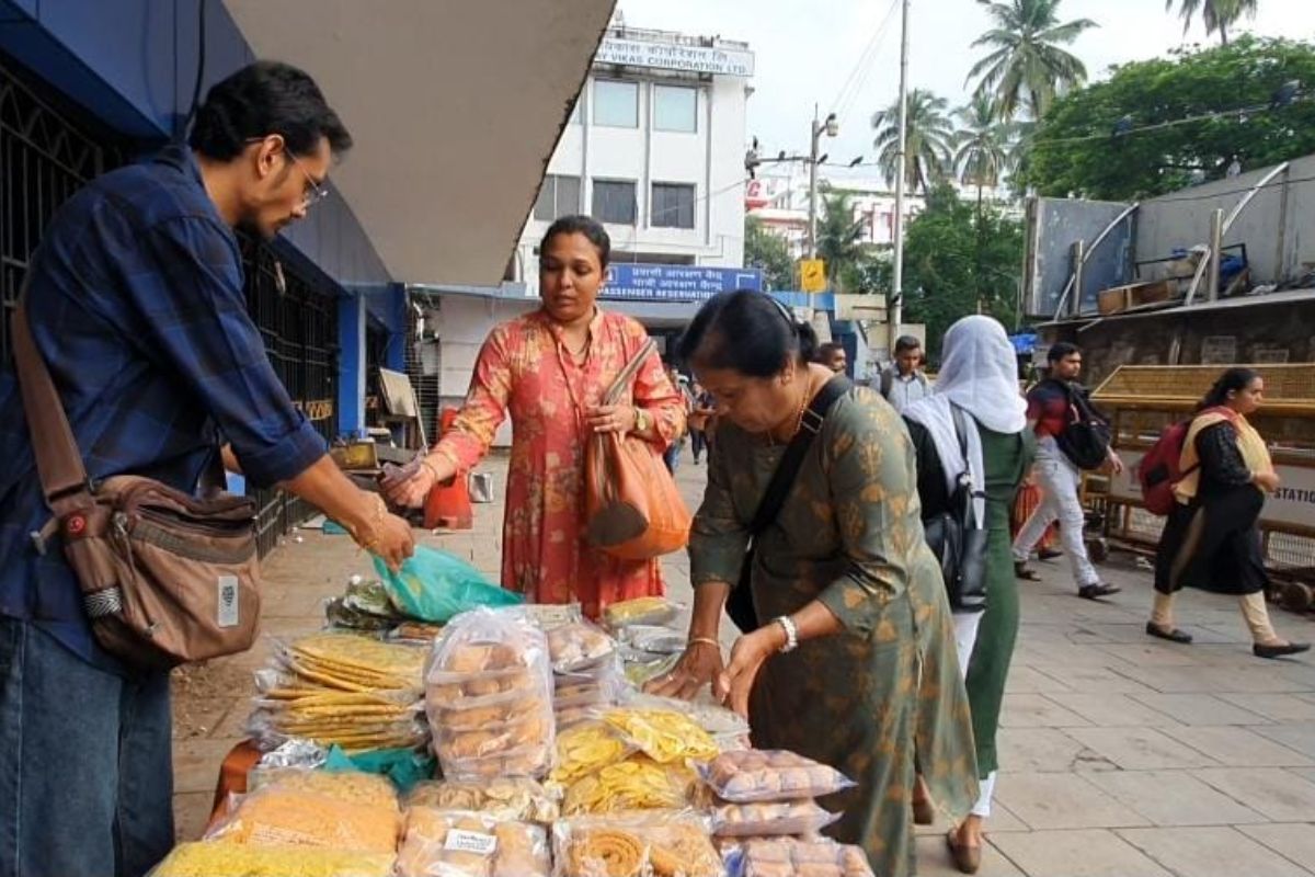 Mumbai : कोरोनात गेली इंजिनिअरची नोकरी, आता फुड स्टॉलमधून करतोय लाखोंची कमाई! Video