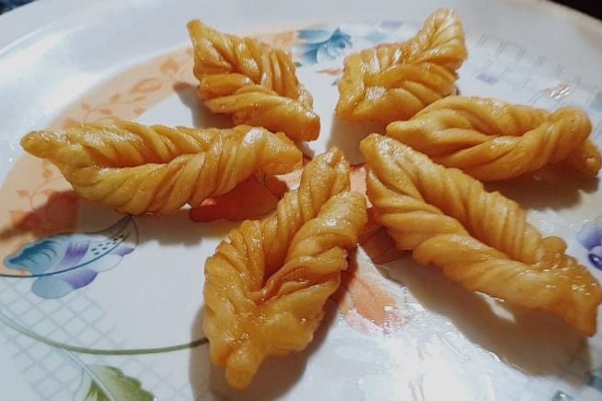 Navratri 2022 : नवरात्रीमध्ये देवीला दाखवा चंपाकळीचा खास नैवेद्य, जाणून घ्या रेसिपी VIDEO