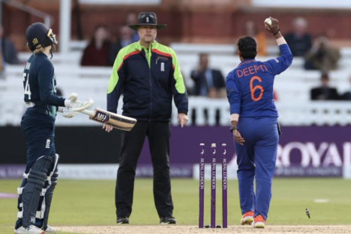 दिप्ती शर्मानं शार्लोटला रन नॉन स्ट्रायकर एन्डला केलं रन आऊट