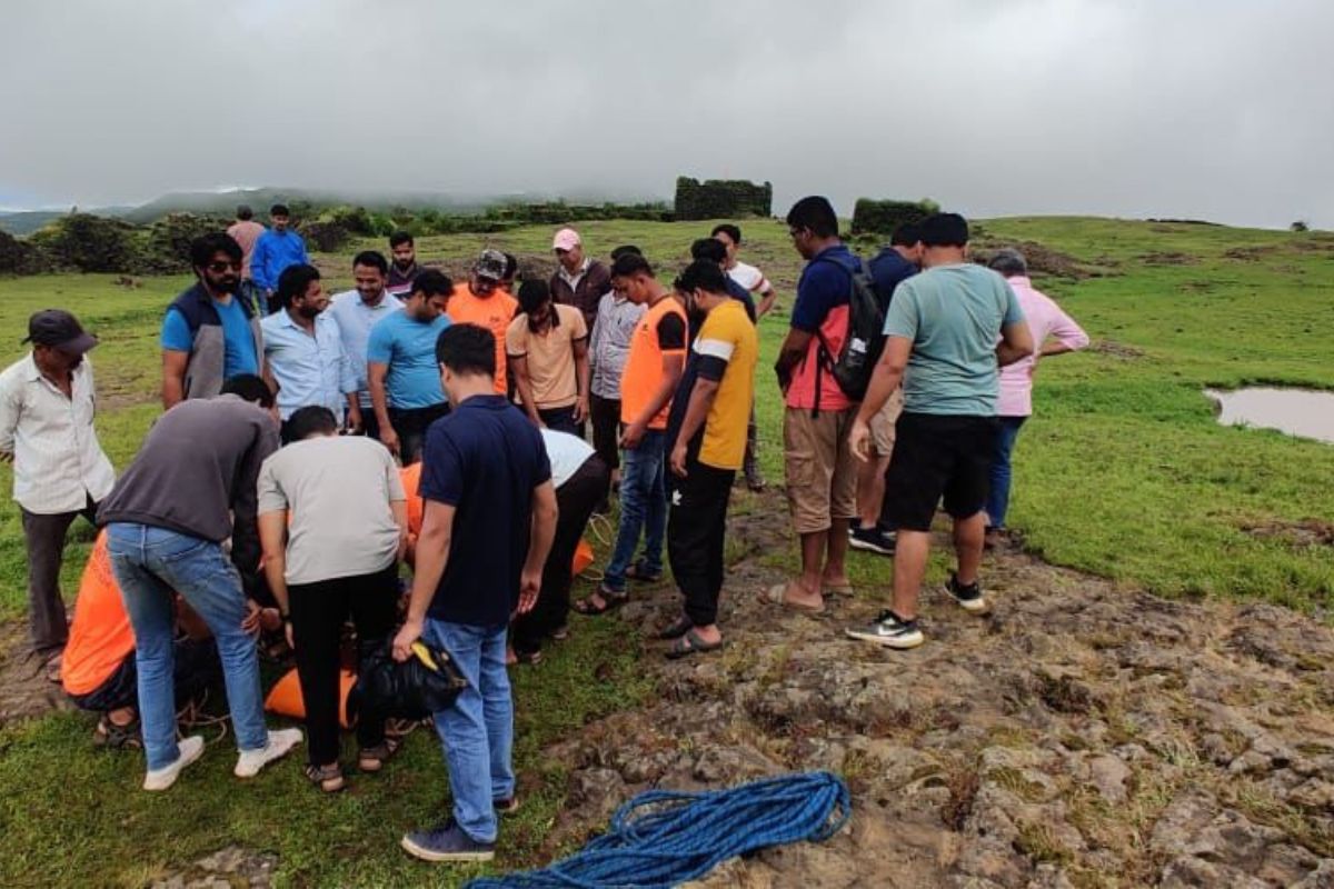 तोल गेला अन् मावळातील विसापूर किल्ल्यावरुन दरीत कोसळला वाटसरू; पुढे काय घडलं पाहा, VIDEO