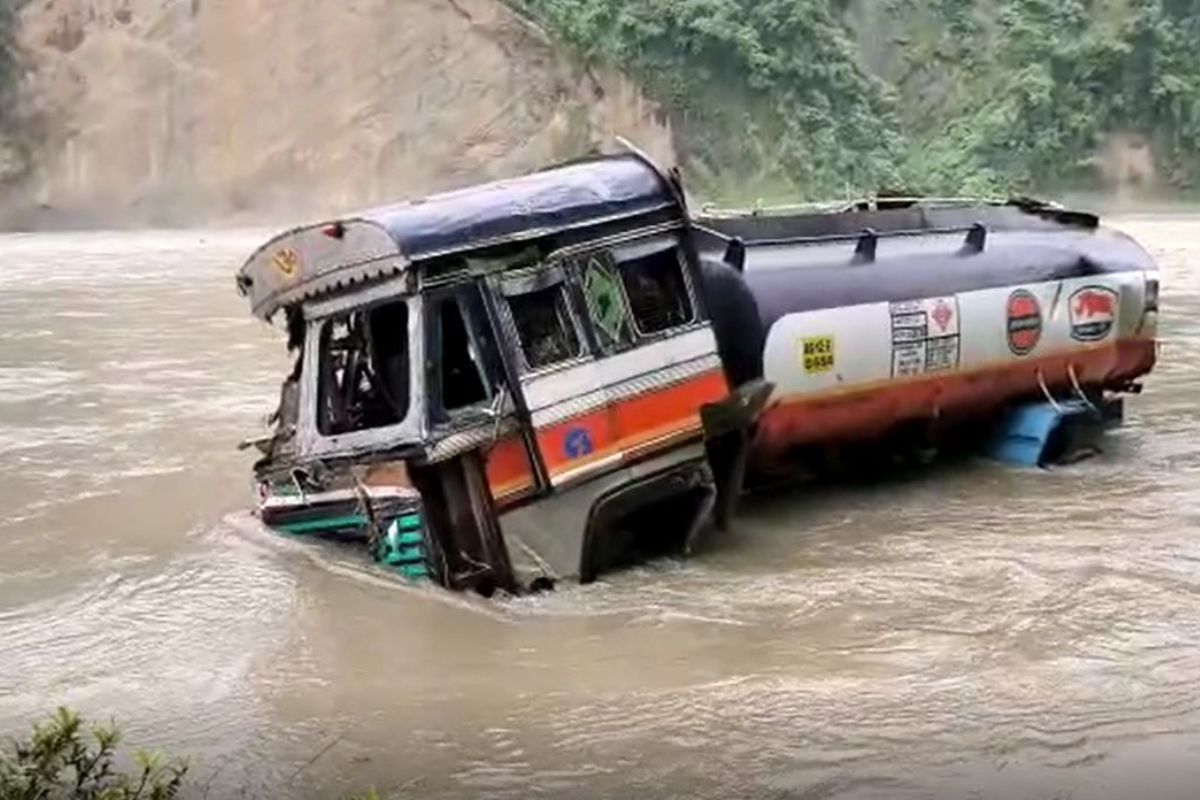 मुसळधार पावसात धबधब्याने धारण केलं रौद्ररूप; क्षणभरात वाहून गेली मोठमोठी वाहनं, थराकाप उडवणारा VIDEO