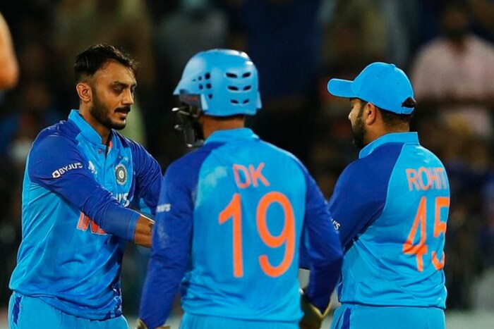 डेथ ओव्हर्समध्ये दबावात भारतीय बॉलिंग निष्प्रभ ठरताना दिसतेय. आशिया कपपासून अनेक सामन्यात असं चित्र दिसलं. त्यामुळे हाताशी आलेले अनेक सामने भारतीय संघानं गमावले आहेत.
