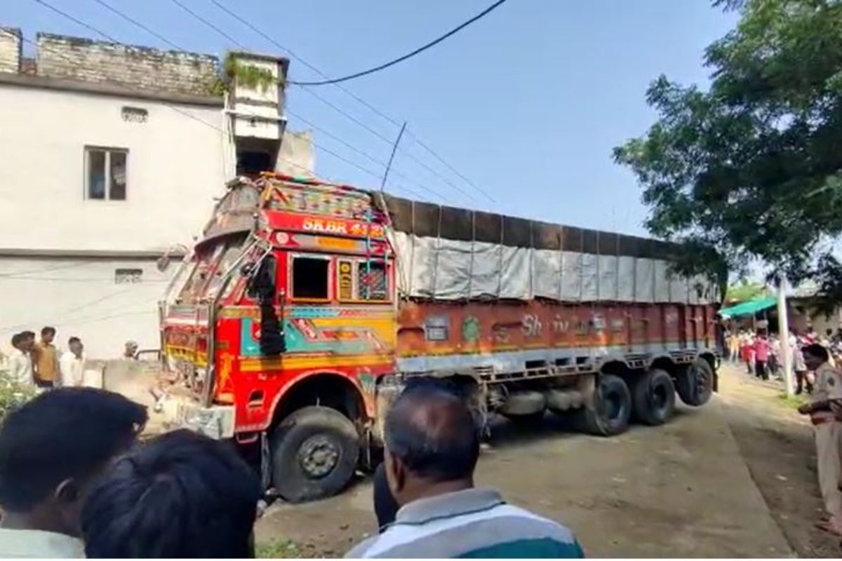 2 दुचाकींना चिरडत घरात घुसला भरधाव ट्रक; 20 वर्षीय तरुणीचा भयंकर शेवट, नांदेडमधील घटना