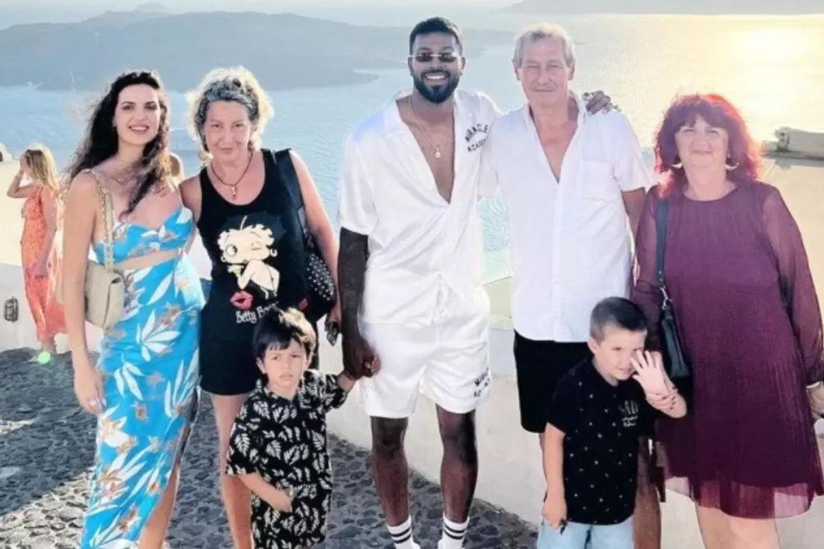 हार्दिक पंड्या पत्नी नताशाच्या कुटुंबासह