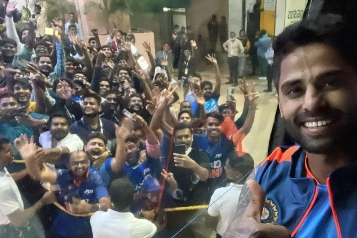 केरळमध्ये टीम इंडियाच्या चाहत्यांची झालेली गर्दी