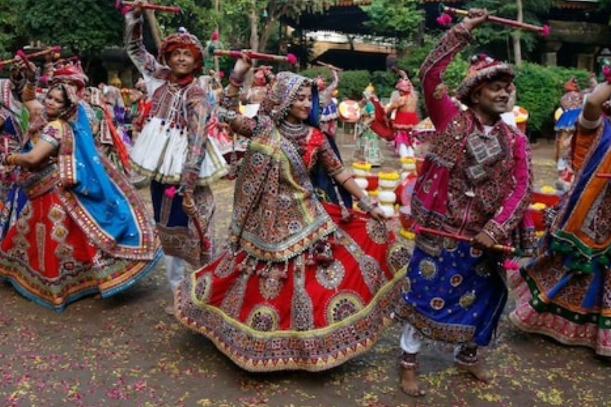 Navratri : गरब्यासाठी घ्या स्वस्त आणि मस्त ड्रेस, दांडिया नाईट जाईल झकास Video