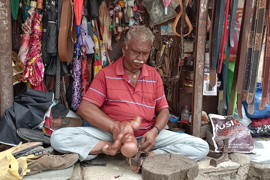 Nashik : एक हात नाही पण जिद्द दुप्पट, 4 जणांचा संसार चालवणाऱ्या लढवय्याची प्रेरणादायी गोष्ट, Video