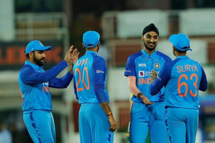 अर्शदीप सिंग पहिल्या टी20त मॅन ऑफ द मॅच ठरला. त्यानं आपल्या पहिल्याच ओव्हरमध्ये तीन विकेट्स काढल्या. या सामन्यात त्याच्या बॉलिंगचं पृथ:करण होतं, 4-0-32-3