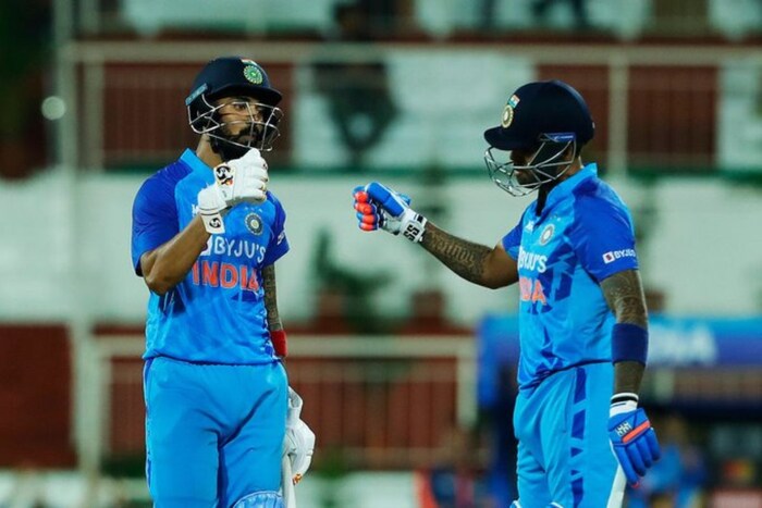 टीम इंडियानं दक्षिण आफ्रिकेविरुद्धची पहिली टी20 जिंकून मालिकेत 1-0 अशी आघाडी घेतली. पण टीम इंडियाच्या या विजयात प्रत्येक खेळाडूनं मोलाचं योगदान दिलं. आधी बॉलर्सनी दक्षिण आफ्रिकेची दाणादाण उडवली. त्यानंतर सूर्यकुमार आणि राहुल या जोडीनं टीम इंडियाला विजयपथावर नेलं.