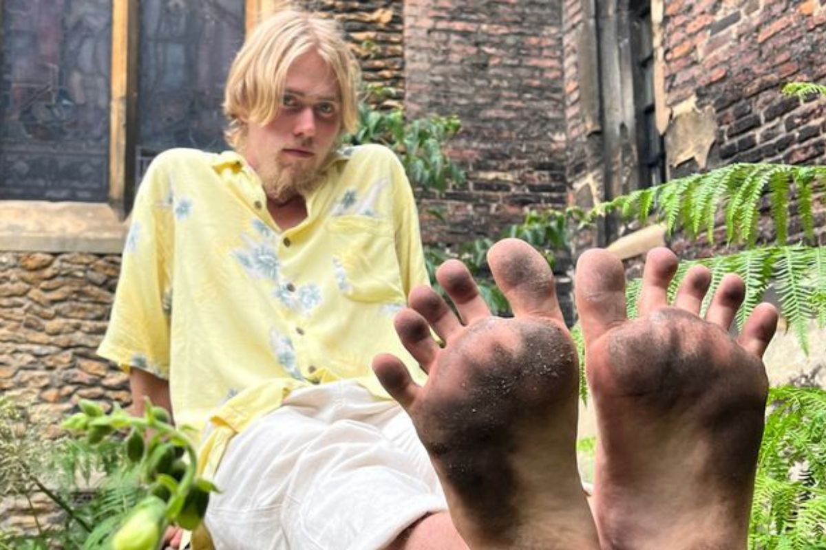 ब्रिटिश तरुण अनवाणी फिरून विकतोय घाणेरड्या पायांचे फोटो!