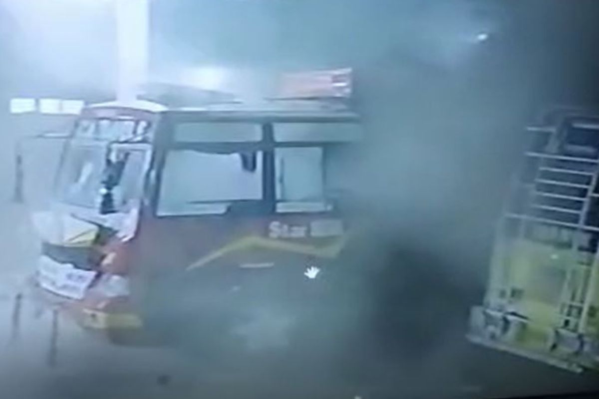 कट की दुर्घटना? जम्मू-काश्मीरमध्ये पेट्रोल पंपावरच प्रवासी बसमध्ये मोठा स्फोट, घटनेचा Live Video