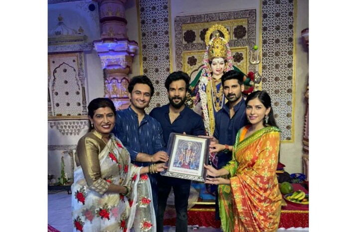 सर्वत्र नवरात्रीचा उत्साह सुरू आहे. अशातच बिग बॉस मराठी 4 च्या स्पर्धकांनी देवीचं दर्शन घेण्यासाठी थेट दगडी चाळीत हजेरी लावली. 