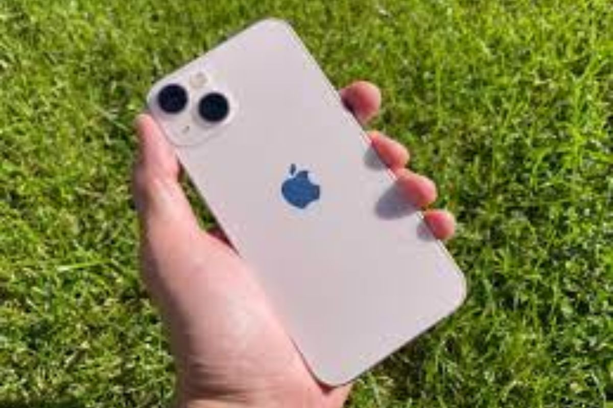 काय सांगता! चक्क निम्म्या किमतीत मिळतोय iPhone 13, पाहा डिटेल्स