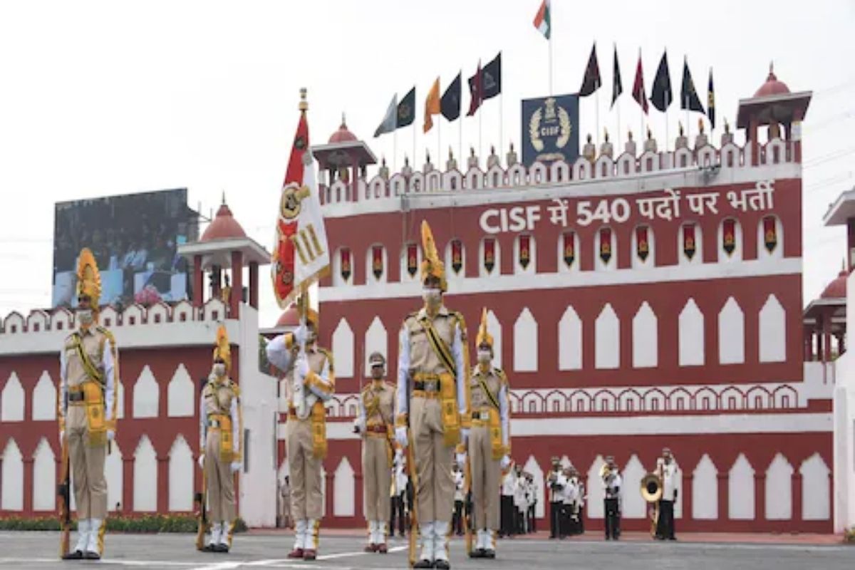 CISF Recruitment 2022 : तुम्ही बारावी पास आहात? 'या' पदांवर नोकरीची संधी; लगेच करा अप्लाय