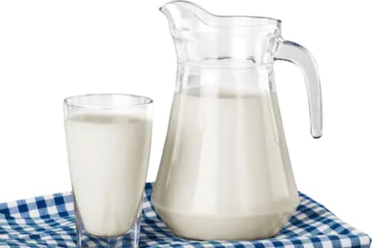 Difference Between Pure And Synthetic Milk :  दुधातली भेसळ कशी ओळखायची? काही सोप्या टिप्स घ्या जाणून