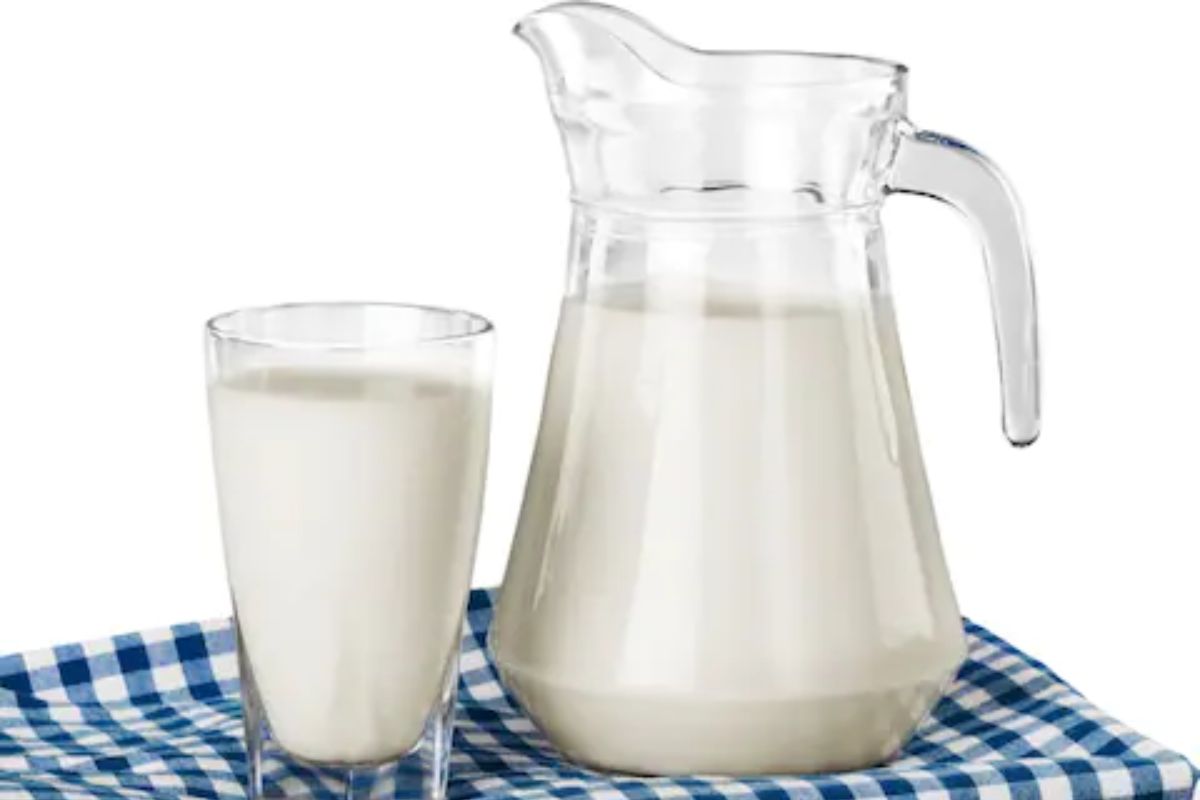 Difference Between Pure And Synthetic Milk : दुधातली भेसळ कशी ओळखायची? काही सोप्या टिप्स घ्या जाणून