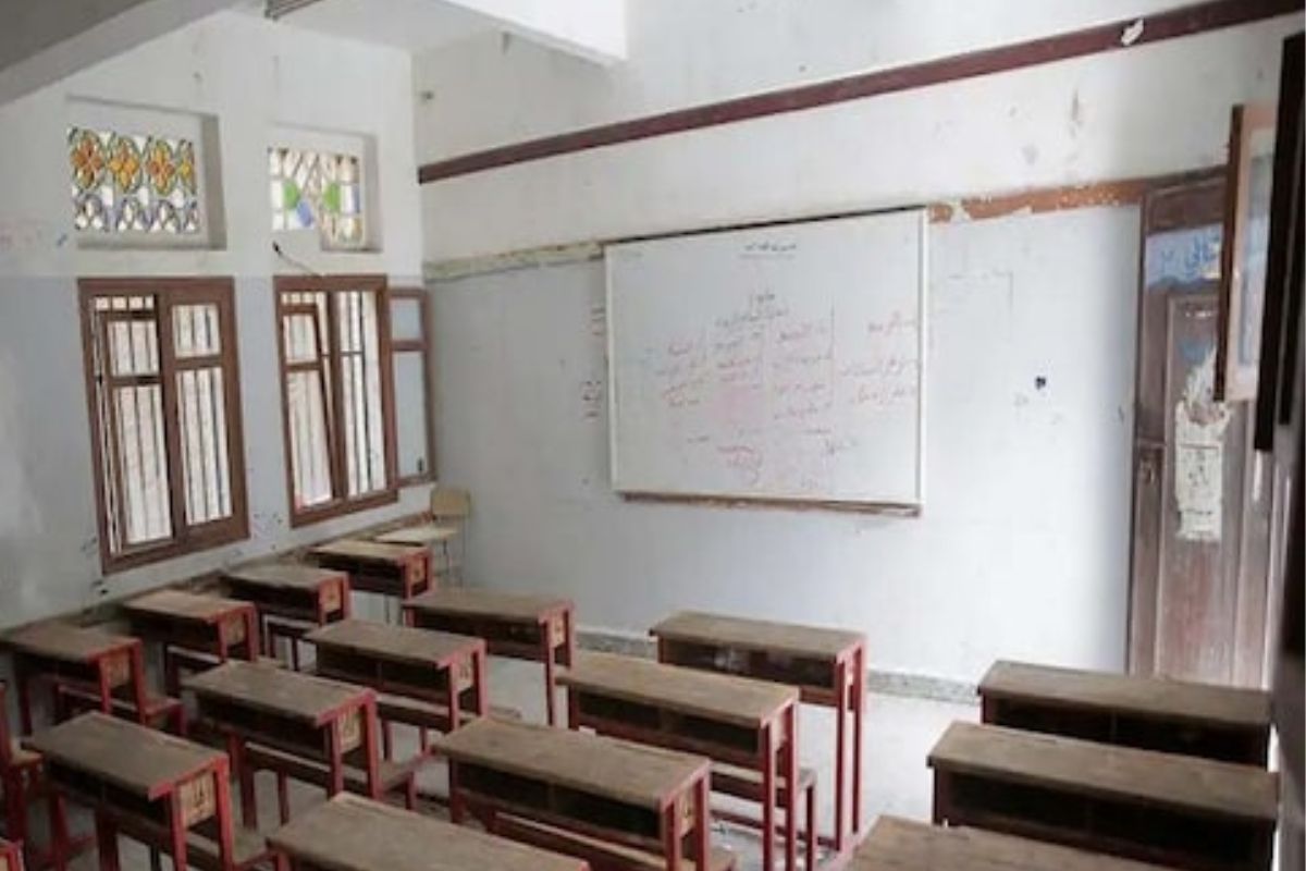 Aurangabad: तुमची मुलं काय करतात? रोज 10 टक्के विद्यार्थी शाळेत पोहचत नसल्याची माहिती उघड, VIDEO