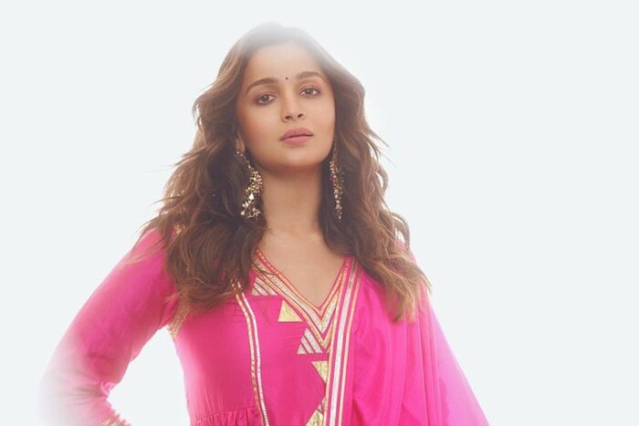 तर नुकतीच आई झालेली अभिनेत्री आलिया भट्टचे 72.4 मिलियन फॉलोअर्स आहेत. आलिया सध्याची ट्रेडिंग अभिनेत्री आहे. 
