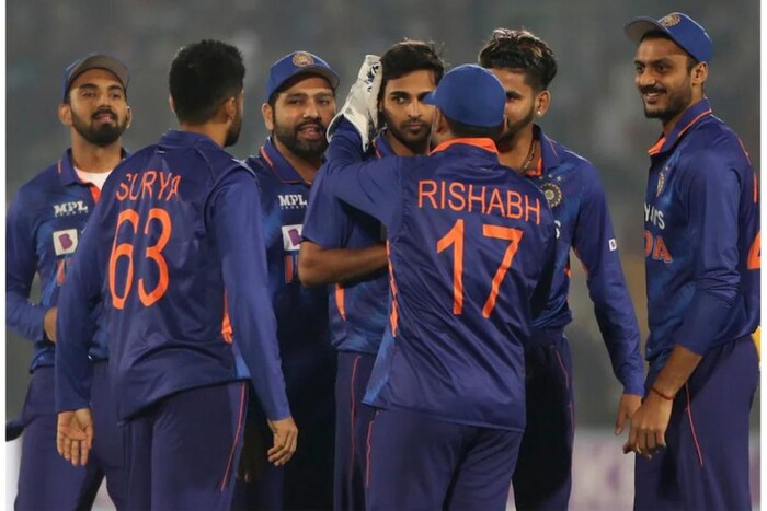 गोलंदाजीत आवेश खानला पुन्हा संधी मिळू शकते. भुवनेश्वर आणि अर्शदीपवर गोलंदाजीची महत्वाची जबाबदारी राहील. संभाव्य प्लेईंग इलेव्हन - रोहित (कर्णधार), राहुल, विराट, सूर्यकुमार, रिषभ पंत, हार्दिक, हुडा, अश्विन, भुवनेश्वर, अर्शदीप, आवेश