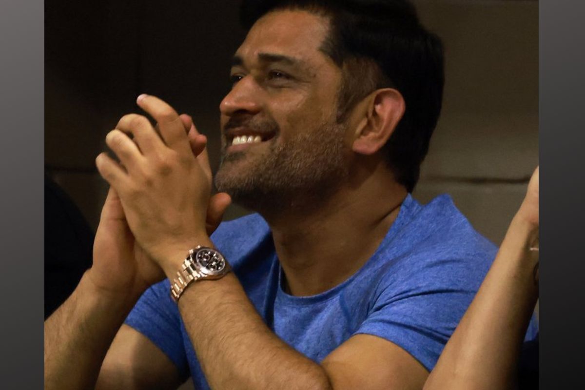 महेंद्रसिंग धोनी यूएस ओपन सामन्याचा आनंद घेताना