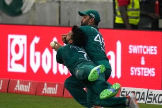 शादाब खान आणि असिफ अलीमध्ये धडक