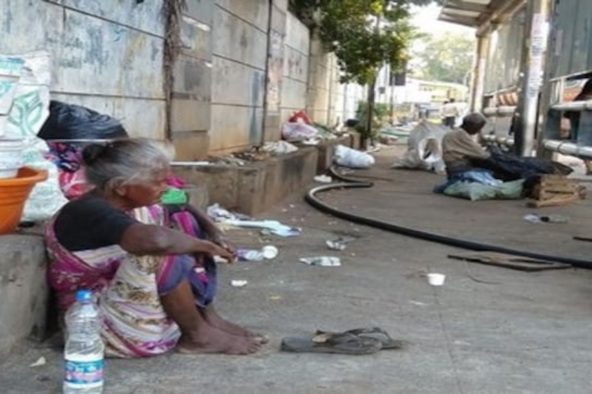 धक्कादायक वास्तव! मुंबईत दीड लाख लोक बेघर, सुप्रीम कोर्टाच्या निर्देशांकडंही दुर्लक्ष