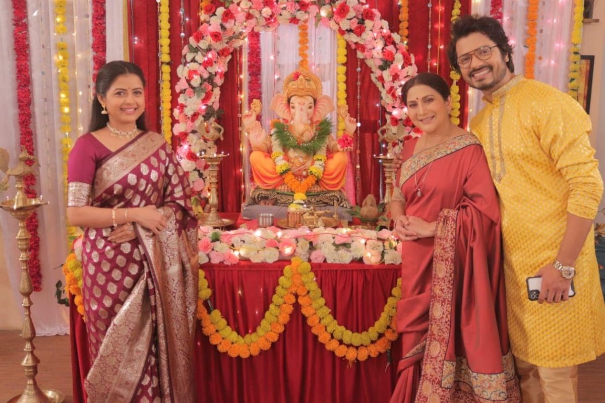  भाग्य दिले तु मला मालिकेत मोहितेंच्या घरी धुमधड्याक्यात गणपतीचं आगमन झालेलं आहे.