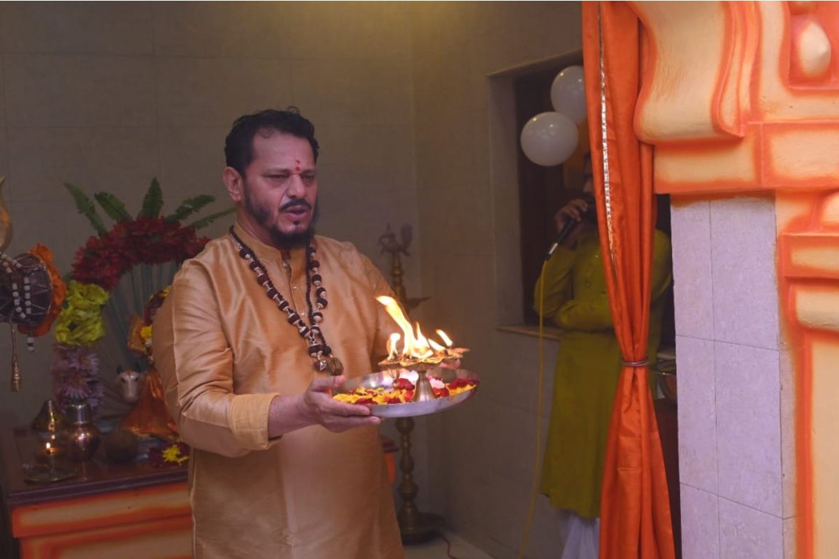 उद्धव ठाकरेंचा आणखी एक शिलेदार अडचणीत, विजय साळवींना तडीपारीची नोटीस