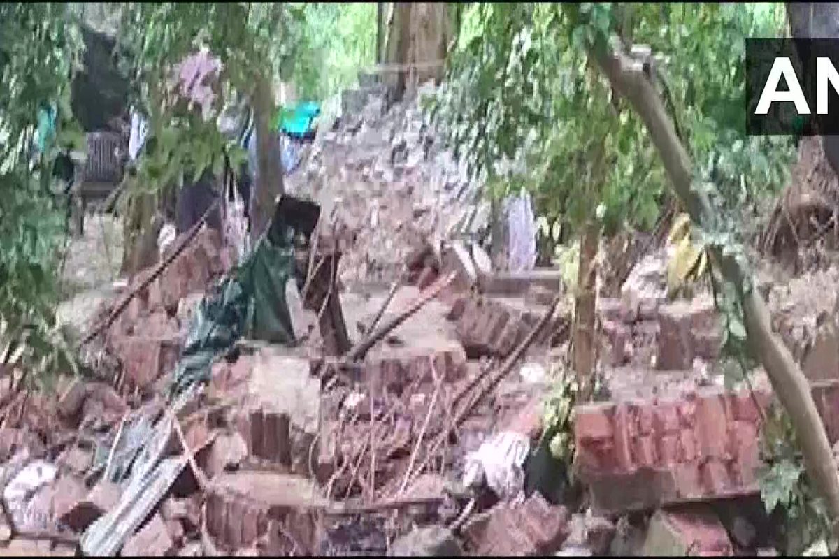 Wall Collapse Uttar Pradesh : लष्करी छावणीच्या भिंतीला लागून झोपलेल्या कामगारांवर काळाचा घाला 9 जण जागीच ठार