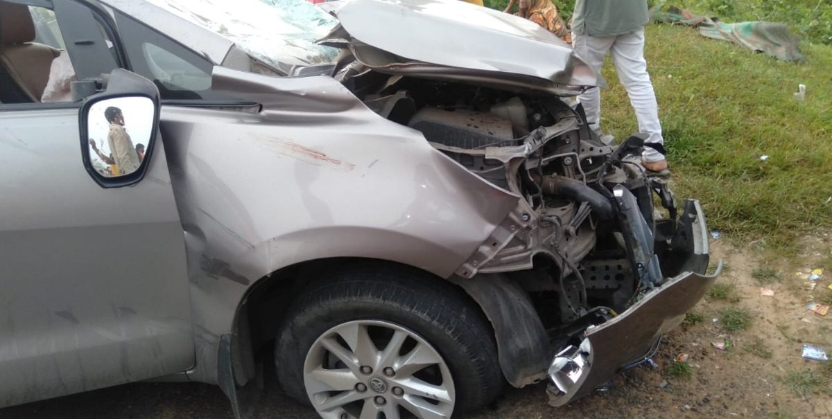 महाराष्ट्र पासिंग कारने देवदर्शनाला जाणाऱ्या 12 भाविकांना चिरडलं