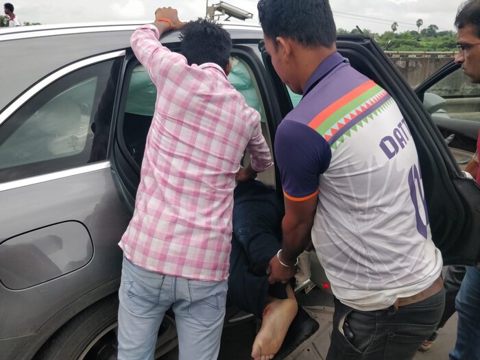 अनायत पंडोले या मुंबईतील ब्रीज कँन्डी रुग्णालयात स्त्रीरोगतज्ज्ञ म्हणून काम करतात. त्याच मिस्त्रींची मर्सिडीज ड्राइव्ह करीत होत्या. त्यांचे पती दरीयस मंडोले JM फायनॅन्शीयलमध्ये CEO आहेत. 