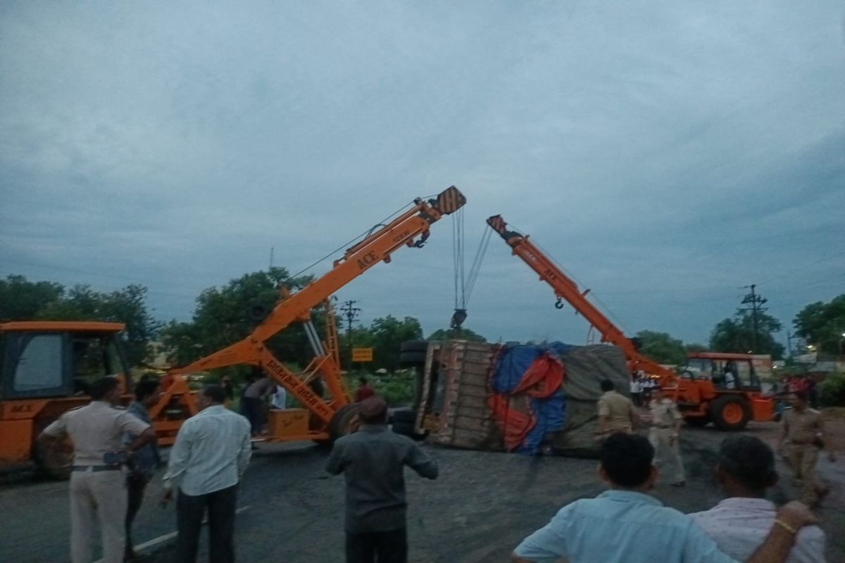 चालत्या ट्रकचं चाक निघालं, आणि असं घडलं की..., भंडाऱ्यात दोन ट्रक आणि बसचा विचित्र अपघात