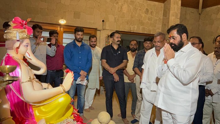 मुख्यमंत्री एकनाथ शिंदे आज ज्येष्ठ अभिनेते नाना पाटेकर यांच्या बाप्पाचं दर्शन घेण्यासाठी त्यांच्या घरी पोहोचले. 